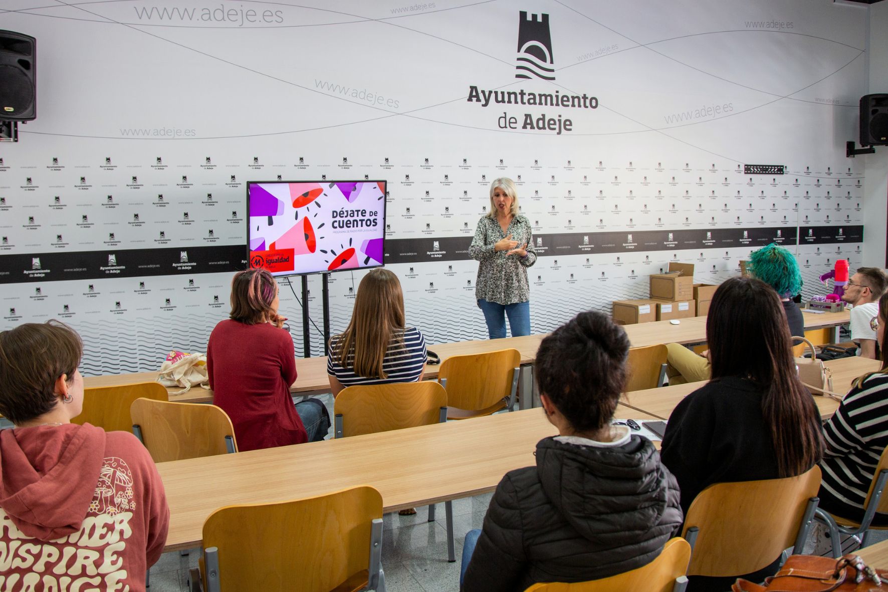 Mónica Radován impartiendo una formación en sala de prensa del Ayuntamiento de Adeje