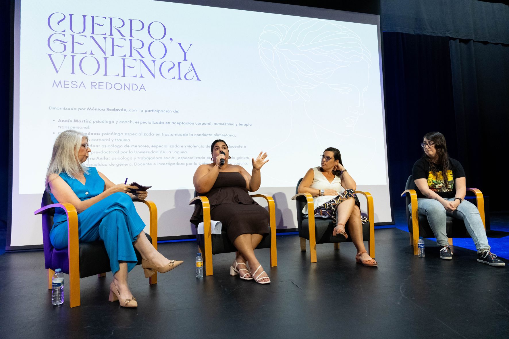 Mesa redonda Cuerpo, género y violencia con cuatro panelistas en escenario