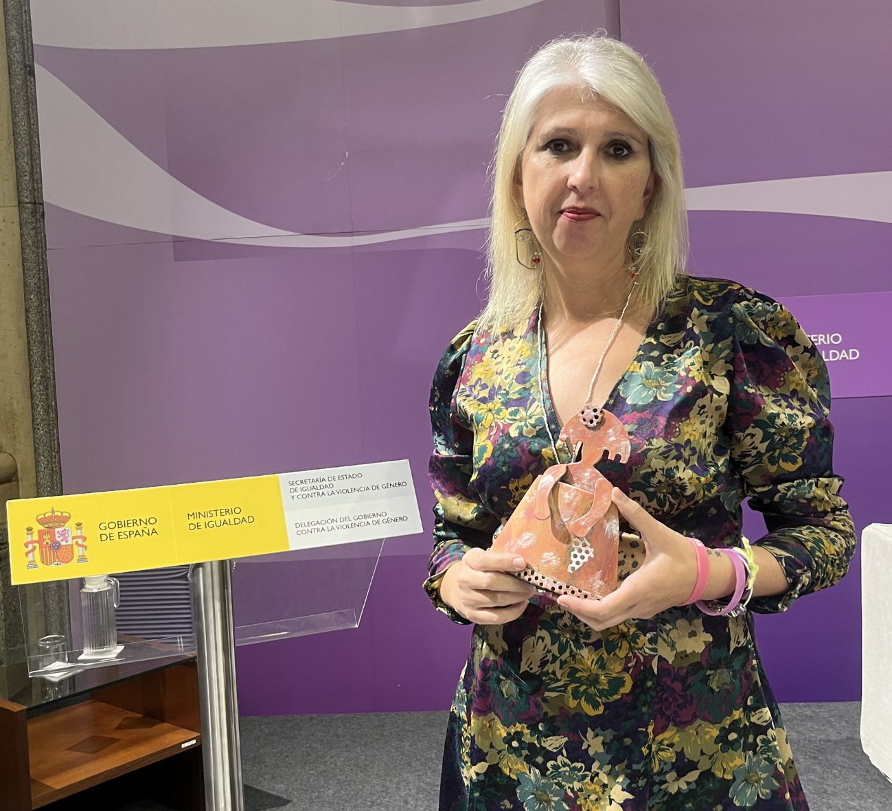 Trofeo del Primer Premio Nacional 2022 en la entrega del Ministerio de Igualdad y la Secretaría de Estado contra la Violencia de Género